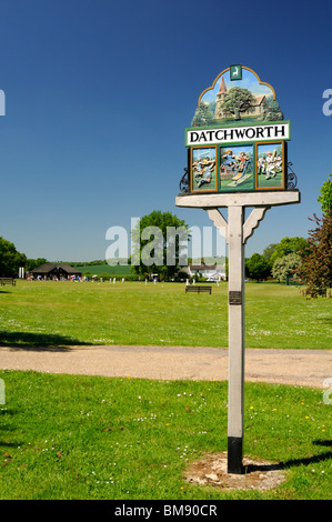 Hertfordshire villaggio di Datchworth, UK. Junior cricket match è la riproduzione sul verde villaggio. Foto Stock