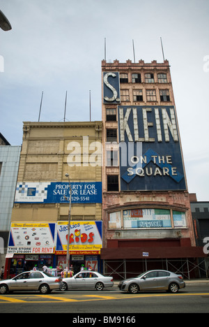 Il segno da S. Klein department store è visto su Broad Street nel centro di Newark, NJ Foto Stock