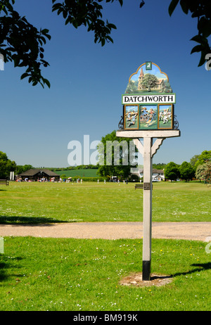 Hertfordshire villaggio di Datchworth, UK. Junior cricket match è la riproduzione sul verde villaggio. Foto Stock