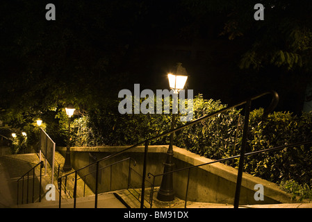 Francia, Parigi Montmartre, scale illuminate da lampade di via di notte Foto Stock