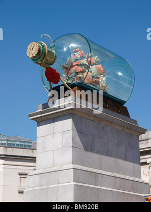 La scultura di HMS Victory da Yinka Shonibare sul quarto zoccolo in Trafalgar Square è stata svelata oggi 24 maggio 2010. Foto Stock