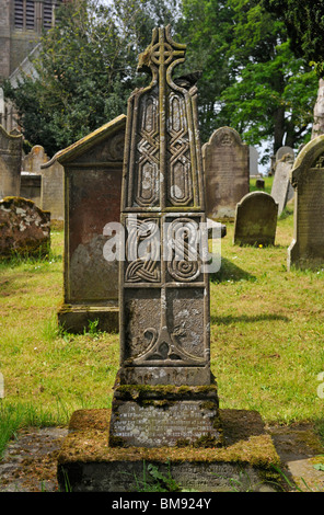 Danneggiato croce celtica nel sagrato. Chiesa di Santa Brigida, Bridekirk, Cumbria, England, Regno Unito, Europa. Foto Stock