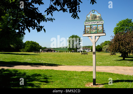 Hertfordshire villaggio di Datchworth, UK. Junior cricket match è la riproduzione sul verde villaggio. Foto Stock