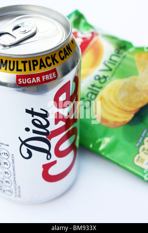 A ora di pranzo snack costituito da un sacchetto di patatine e una diet Coke Foto Stock