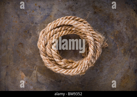 Cerchi di corda di fibra su un sfondo grunge Foto Stock
