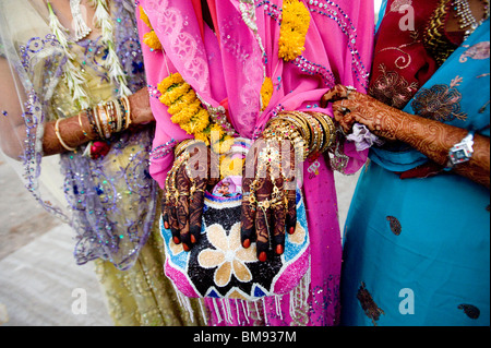 Un appena sposato donna in tutto il suo matrimonio raffinatezze compresi gloriosamente hennaed mani è portato al dargah per ricevere le benedizioni. Foto Stock