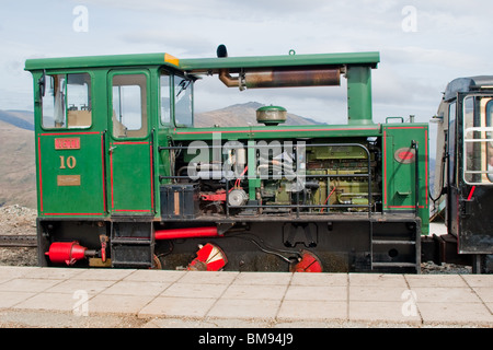 "Yeti", il famoso Snowdon Mountain Railway motore del n. 10, raffigurato sulla stazione Clogwyn, in alto sul Galles " montagna più alta. Foto Stock