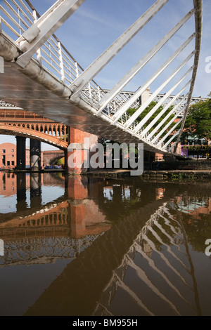 Mercantile del moderno ponte passerella su Bridgewater Canal in Castlefield Urban Heritage Park, Manchester, Inghilterra, Regno Unito. Foto Stock