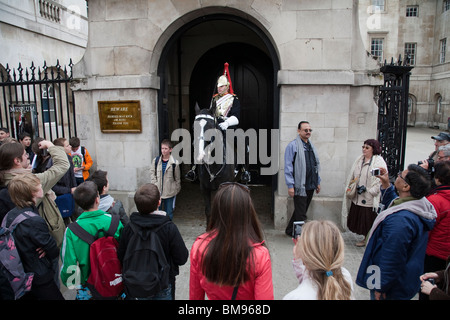 È montato un soldato del 'Blues e Royals' Cavalleria domestici, sta di guardia al di fuori Horseguards Parade, Whitehall, Londra. Foto Stock
