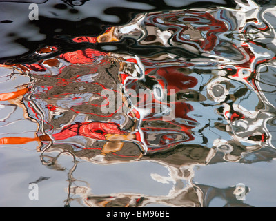 La riflessione astratta della barca da pesca in mare Foto Stock