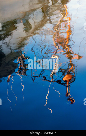 La riflessione astratta della barca da pesca in mare Foto Stock