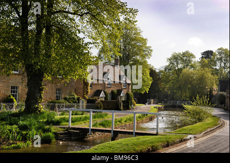 Il villaggio Costwold di Lower Slaughter, GLOUCESTERSHIRE REGNO UNITO Foto Stock