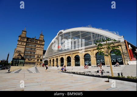 Recentemente sviluppato altopiano di fronte Il Grade ii Listed è un edificio della stazione ferroviaria di Lime Street - Il Gateway per Liverpool. Foto Stock