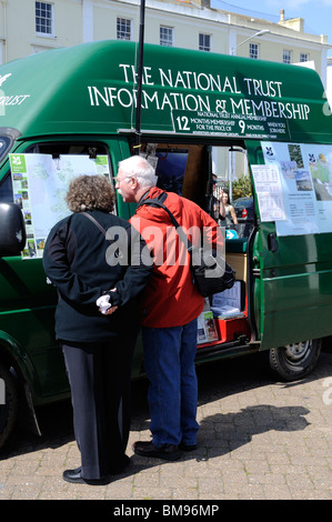 La gente che legge le informazioni sul lato del National Trust van di appartenenza, Falmouth, Cornwall, Regno Unito Foto Stock