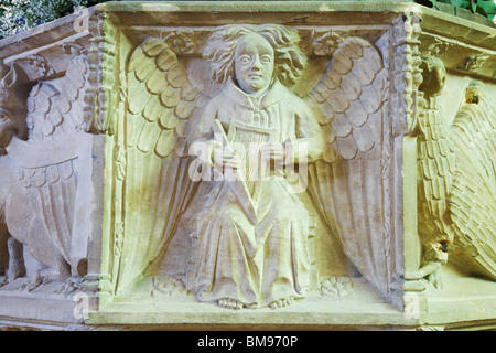 Le figure scolpite in pietra sul font in St Marys chiesa, Happisburgh, Norfolk. Foto Stock