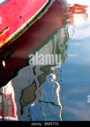 La riflessione astratta della barca da pesca in mare Foto Stock