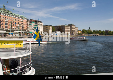 Le imbarcazioni turistiche al di fuori del Grand Hotel nella città di Stoccolma in Svezia Foto Stock