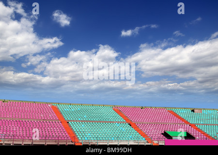 Stadio tribuna colorato si erge il cielo blu Foto Stock