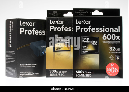 Lexar alta velocità memoria CompactFlash Lettore Firewire 800 con 300X e 600X 32GB di schede professionali, confezioni al dettaglio Foto Stock