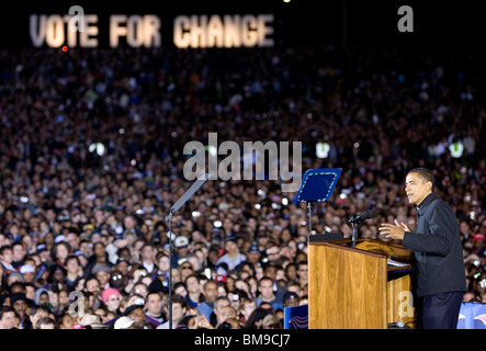 3 novembre 2008 – Manassas, Virginia – il candidato presidenziale democratico Barack Obama tiene la sua ultima campagna elettorale nello stato di battaglia della Virginia. Foto Stock