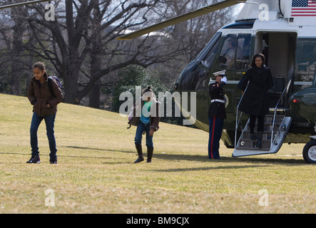 La First Lady Michelle Obama e le figlie Sasha e Malia assistere ad arrivare alla Casa Bianca. Foto Stock