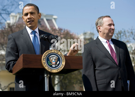 18 marzo 2009 – Washington, D.C. – il presidente Barack Obama fa commenti sui bonus AIG e sul suo piano di ripresa economica prima di partire per un viaggio in California. Obama è affiancato dal Direttore del Consiglio economico Nazionale Larry Summers, destra. Foto Stock