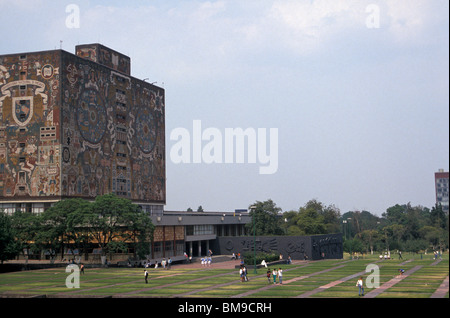 Gli studenti universitari con la biblioteca centrale in background, Universidad Nacional Autonoma de Mexico o UNAM di Città del Messico Foto Stock