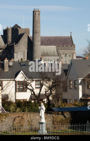 San Canice della Chiesa Cattedrale e la torre rotonda in Kilkenny, Irlanda Foto Stock