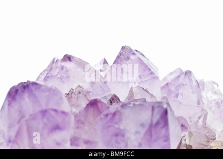 I cristalli di ametista, vicino, sfondo bianco Foto Stock
