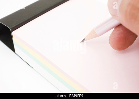 La scrittura a mano su appunti vicino su sfondo bianco Foto Stock