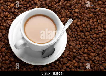 Tazza di caffè, costando sui grani di caffè Foto Stock