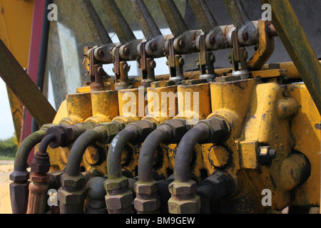 Tubi idraulici e le leve sul vecchio digger basato su un trattore Massey Ferguson Foto Stock