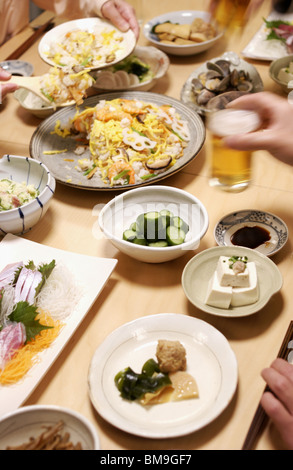 Persone mangiare il cibo giapponese Foto Stock