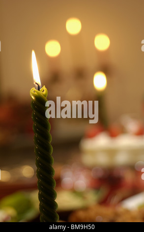 La masterizzazione di candela, torta di Natale in background, close up, la messa a fuoco del differenziale Foto Stock