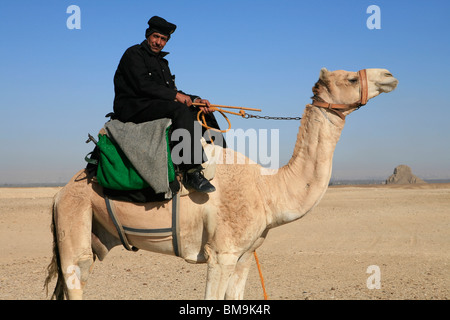 Montato egiziano responsabile della polizia di fronte alla piramide nera del Faraone Amenemhat III (XII dinastia) a Dahshur, Egitto Foto Stock