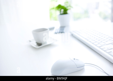 Computer e tazza di caffè sulla scrivania in ufficio Foto Stock