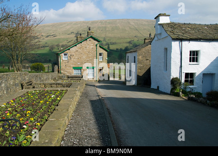 Una strada nel villaggio di ammaccatura, Yorkshire Dales National Park, Cumbria, England, Regno Unito Foto Stock