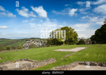 Regno Unito, Cornovaglia, Launceston Castle Green, vista attraverso le antiche rovine di St Stephens Foto Stock