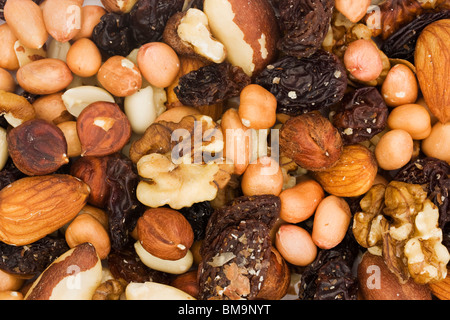 Sullo sfondo di un assortimento di dadi misti e frutta secca Foto Stock