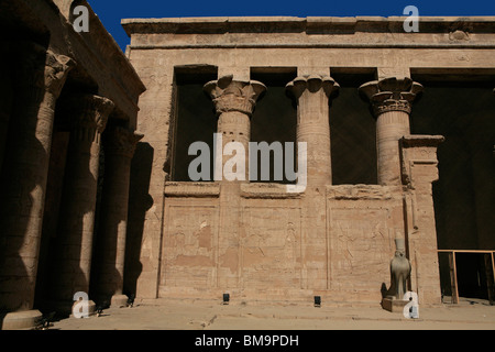 Il lato sinistro del cortile del Tempio di Horus in Edfu, Egitto Foto Stock