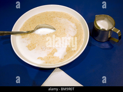 Il Porridge di avena con latte, Londra Foto Stock