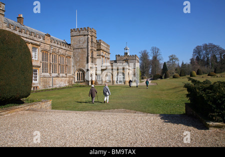 I giardini e la storica dimora signorile di Forde Abbey, ex-monastero Cistercense sul fiume Ax vicino a Chard, su una soleggiata giornata di primavera Foto Stock