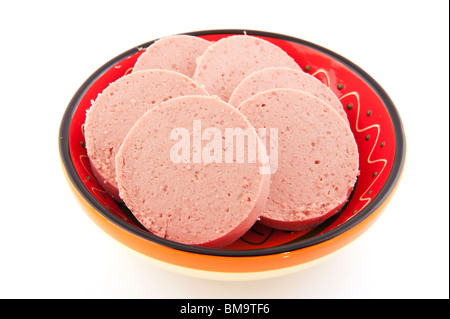 Le fette di salsiccia di fegato in vaso colorato su sfondo bianco Foto Stock