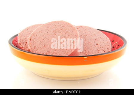 Le fette di salsiccia di fegato in vaso colorato su sfondo bianco Foto Stock