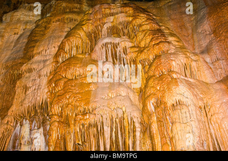 Stalattiti di calcare e la formazione di roccia nella grotta Goughs Cheddar Gorge Somerset Inghilterra Foto Stock