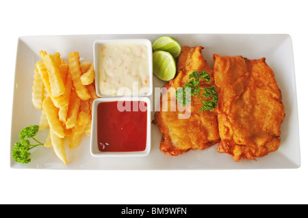 Pesce fritto e patatine su sfondo bianco Foto Stock