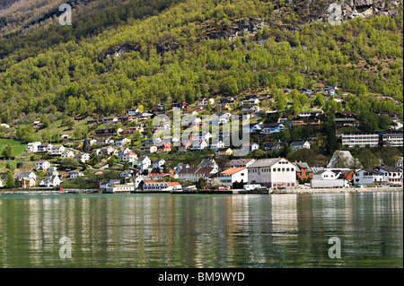 Il bellissimo fiordo norvegese città di Aurland su Aurlandsfjorden con case in collina in Norvegia Europa Foto Stock