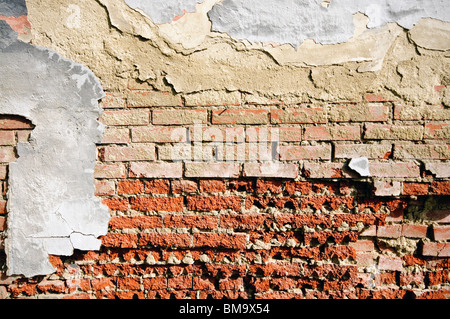 Vecchio weathered intonaco e muro di mattoni Foto Stock