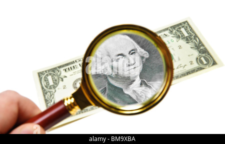 Dollaro e lente di ingrandimento isolato su bianco Foto Stock