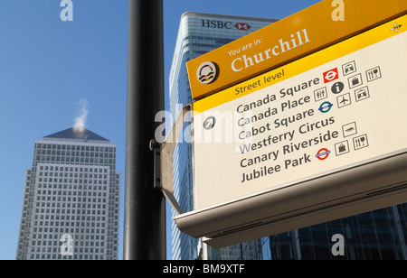 Close up di direzione pedonale di firmare con la vista del Canary Wharf Tower, dietro, Docklands di Londra, Londra, Regno Unito. Foto Stock